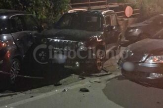 Palinuro, scontro nella notte: auto pirata travolge due veicoli in sosta