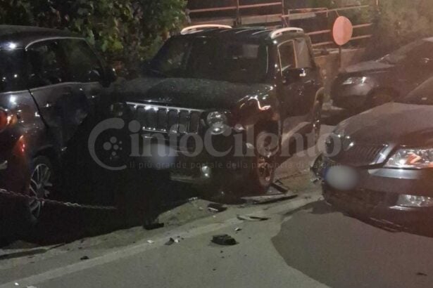 Palinuro, scontro nella notte: auto pirata travolge due veicoli in sosta