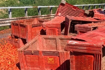 Tir di pomodori si ribalta sul raccordo Avellino-Salerno: traffico in tilt