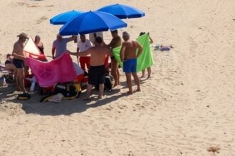 Tragedia ad Ascea, malore fatale in spiaggia per un’anziana di 82 anni