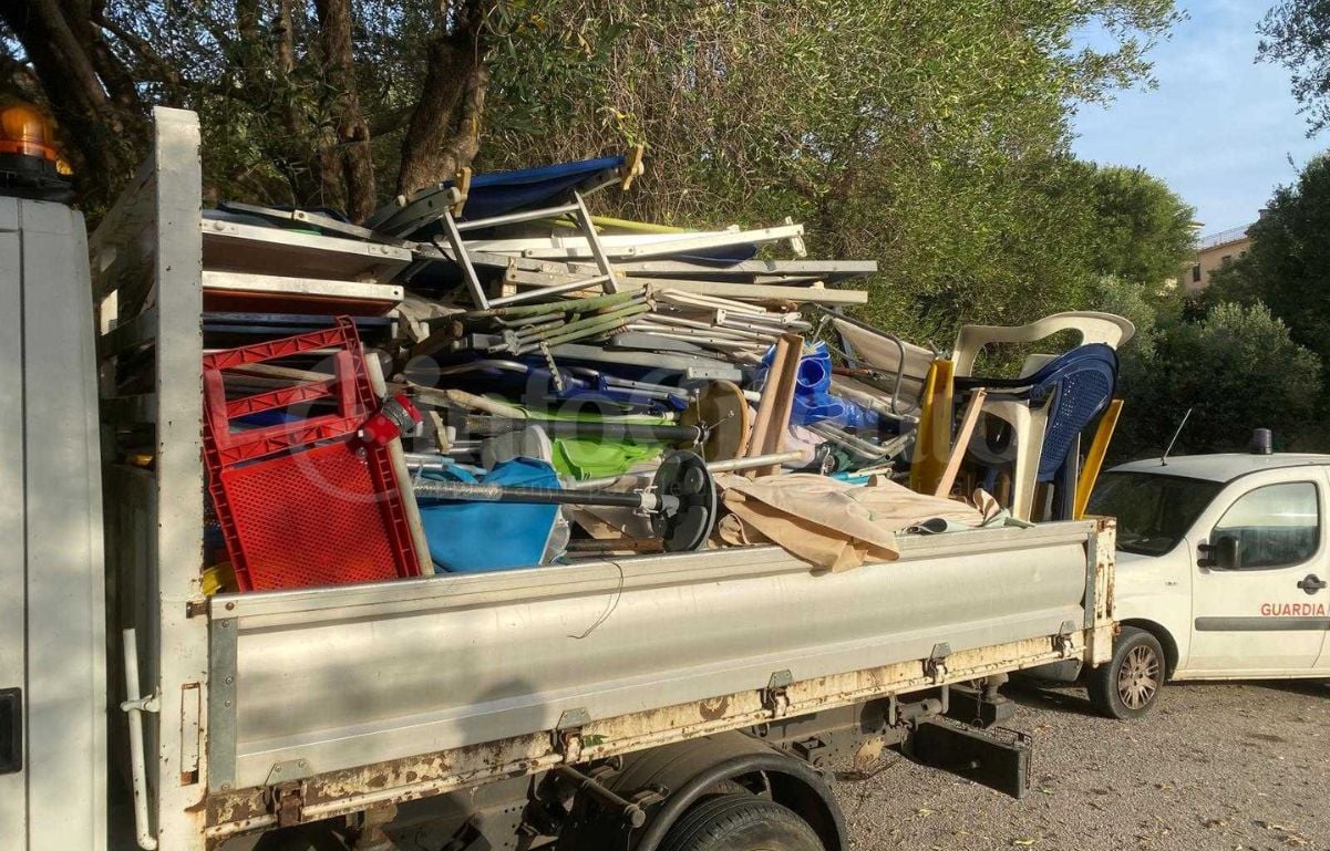Capitello, blitz alba della Guardia Costiera: liberate le spiagge libere