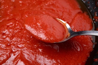Mensa scolastica a Caggiano: pomodori a km 0 per sostenere le famiglie