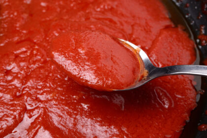 Mensa scolastica a Caggiano: pomodori a km 0 per sostenere le famiglie