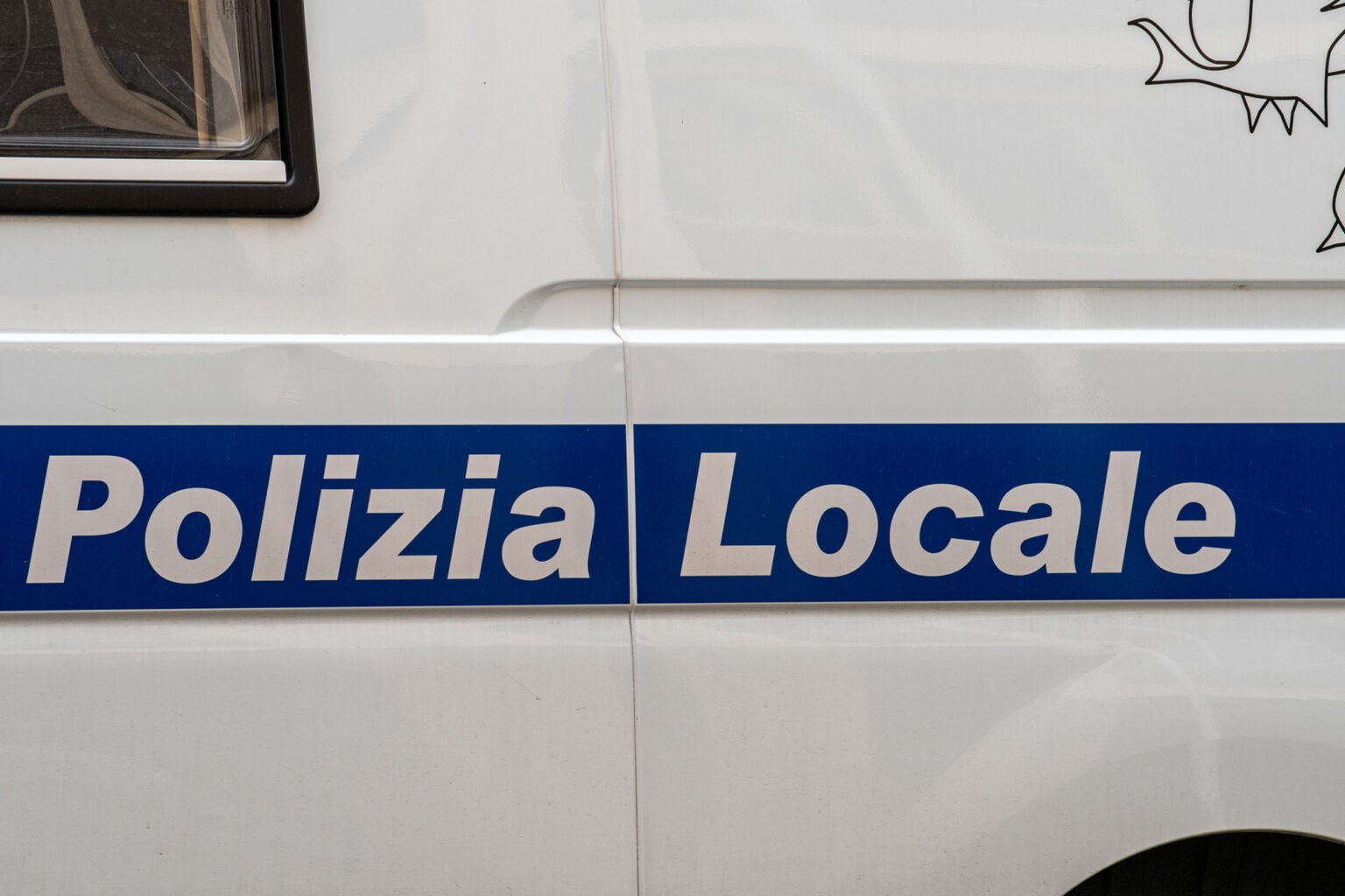 Salerno, spaccio al parco giochi del Trincerone: blitz della Polizia Locale, tre minorenni nei guai
