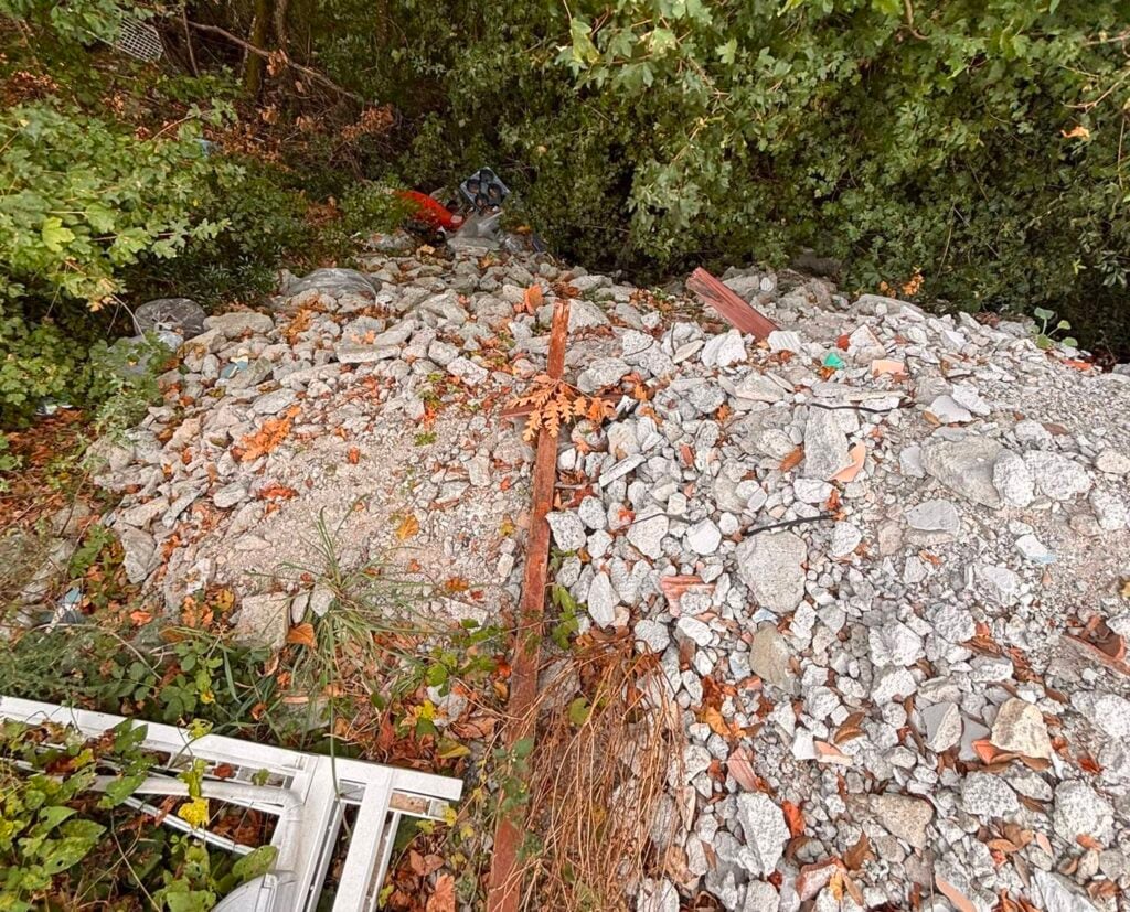 Rifiuti edili sulla panoramica: Celle di Bulgheria “premia” l’inciviltà