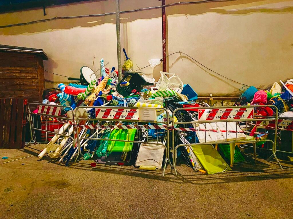 Capaccio Paestum, blitz nella notte contro gli ombrelloni segnaposto