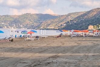 Spiagge libere occupate ad Acciaroli: la protesta dei bagnanti a Pollica