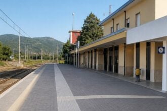 Treno salta la fermata a Omignano: disagi per i viaggiatori. Bloccato anche il console di Corea