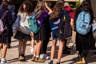 Ritorno a scuola in Campania: il calendario, la stangata dei libri e la sfida dello spopolamento nel Cilento