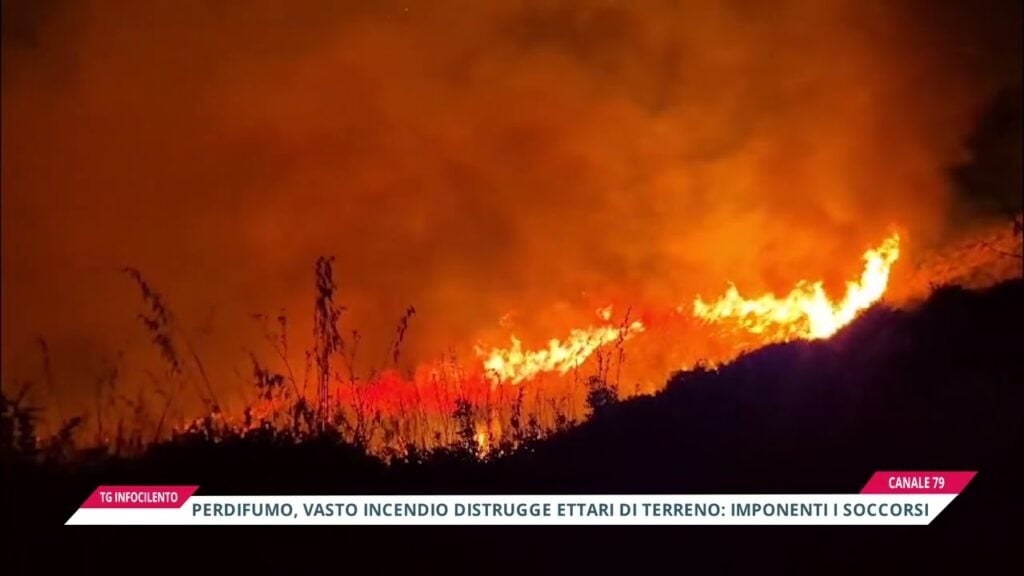 Incendio tra Perdifumo e Castellabate: ore di paura nel Cilento