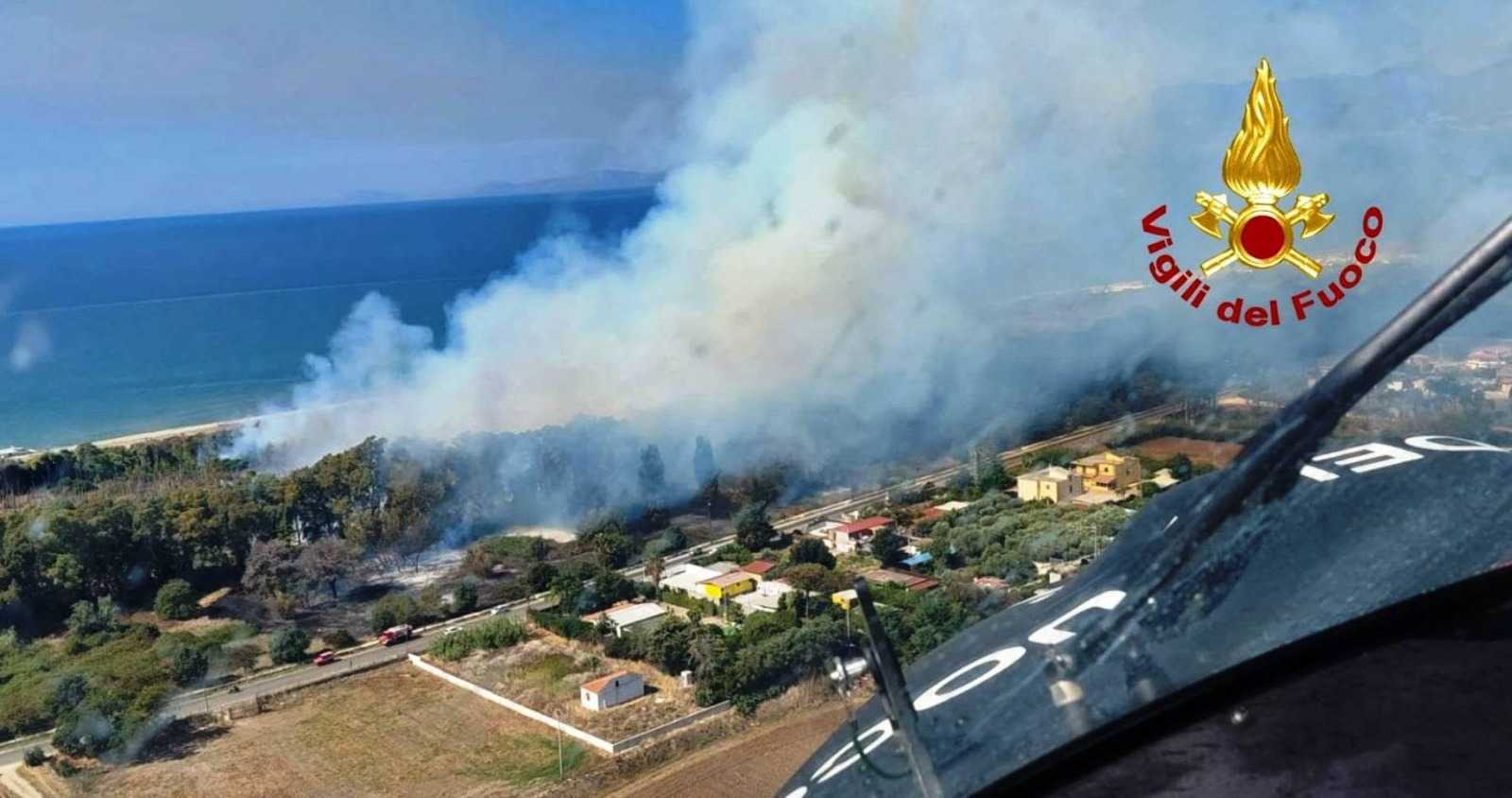 Incendio pineta tra Eboli e Battipaglia, l’Ente Riserve: «Servono interventi»