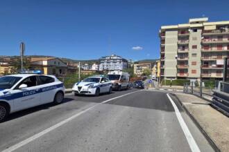 Eboli, donna salvata sul ponte ferroviario: intervento decisivo della polizia
