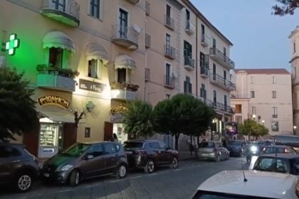 Eboli, tentata rapina in farmacia: farmacista affronta il rapinatore armato di coltello e sventa il colpo