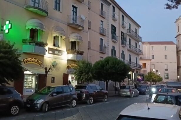 Eboli, tentata rapina in farmacia: farmacista affronta il rapinatore armato di coltello e sventa il colpo
