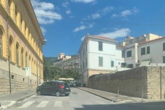 Eboli, strisce pedonali invisibili davanti alle scuole: esplode la protesta dei genitori
