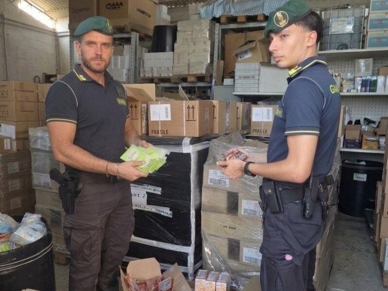 Pontecagnano, maxi sequestro di cosmetici tossici: denunciato un uomo