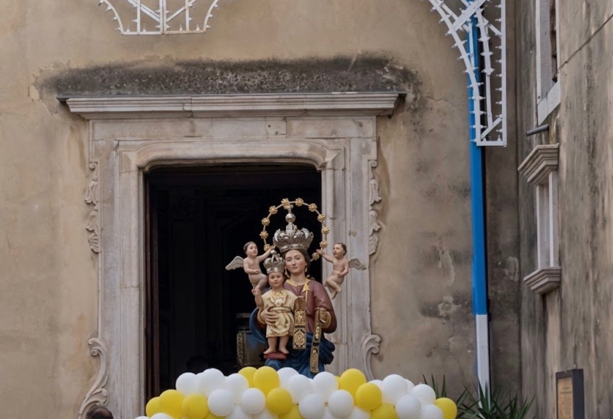 Buonabitacolo in Piazza San Pietro: il Papa benedice la Madonna del Carmine