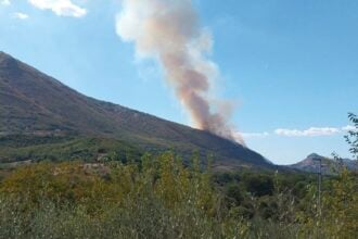 Incendio tra Petina e Sicignano: fiamme e fumo visibili dall’A2