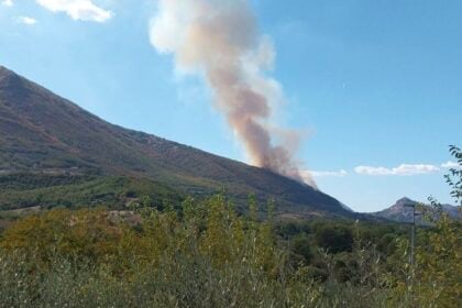 Incendio tra Petina e Sicignano: fiamme e fumo visibili dall’A2