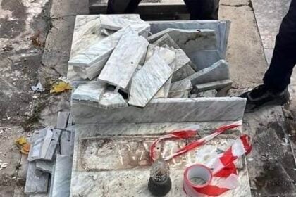 Battipaglia, tomba devastata al cimitero: rabbia e denunce social