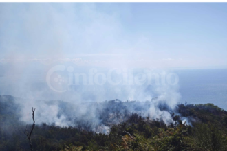 Incendio a Santa Marina: dieci ettari di macchia mediterranea in fiamme