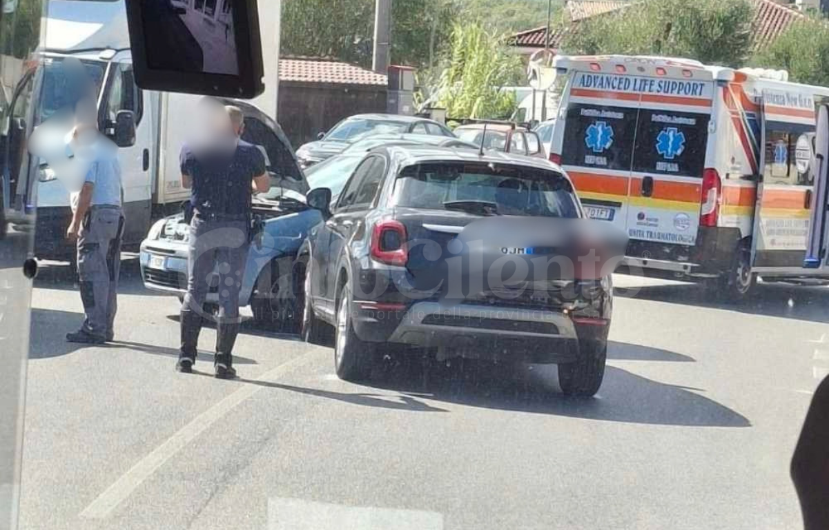 Incidente sulla SS 18 a Policastro: due feriti e traffico in tilt