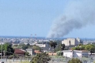Incendio a Eboli nella zona di Campolongo: vigili del fuoco al lavoro