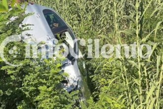 Incidente sulla SS18 a Villammare: auto si ribalta, ferita donna incinta
