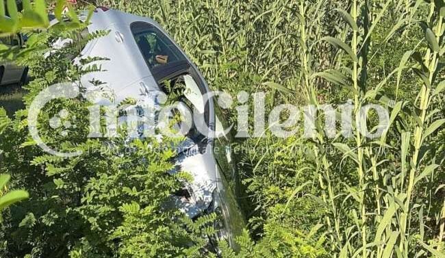Incidente sulla SS18 a Villammare: auto si ribalta, ferita donna incinta