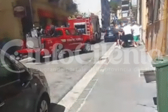 Eboli, incendio in un’attività commerciale tra via Spirito e Romano: terrore tra i residenti, fiamme domate dai Vigili del Fuoco