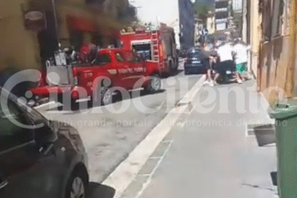 Eboli, incendio in un’attività commerciale tra via Spirito e Romano: terrore tra i residenti, fiamme domate dai Vigili del Fuoco