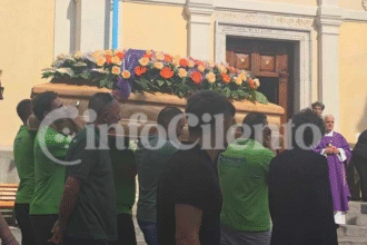 TITOLO (SEO / Discover / News): Sanza e Buonabitacolo in lacrime: l’ultimo commosso addio a Lorenzo Fortunato