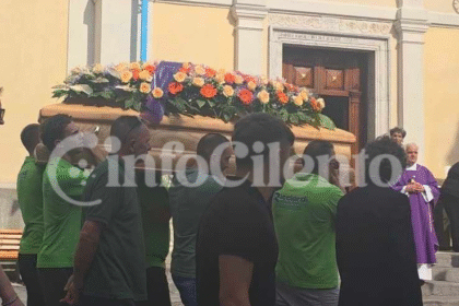 TITOLO (SEO / Discover / News): Sanza e Buonabitacolo in lacrime: l’ultimo commosso addio a Lorenzo Fortunato