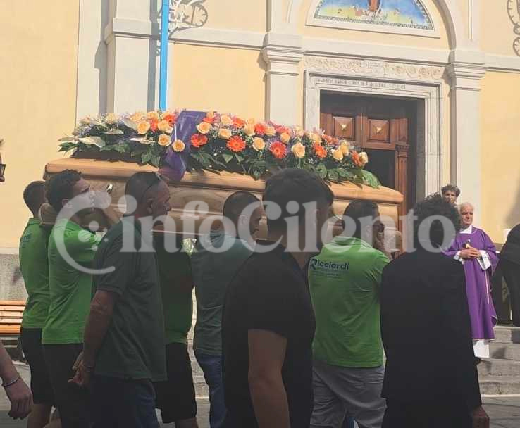 Sanza e Buonabitacolo in lacrime: l'ultimo commosso addio a Lorenzo Fortunato
