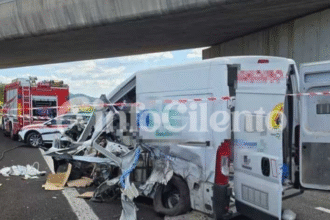 Scontro tra furgone e tir sulla A2 tra Eboli e Campagna: un ferito grave, traffico in tilt