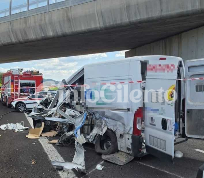 Scontro tra furgone e tir sulla A2 tra Eboli e Campagna: un ferito grave, traffico in tilt