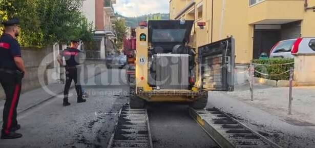 Sapri, incidente sul lavoro: operaio travolto da bitume caldo, trasferito al Cardarelli