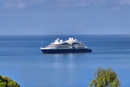 Agropoli accoglie il lusso di Le Dumont d’Urville: turismo d’élite verso il Cilento