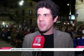 Palinuro, l’omaggio a Battisti incanta Piazza Virgilio per “Dialoghi Mediterranei”