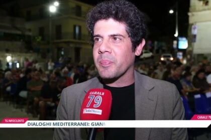 Palinuro, l’omaggio a Battisti incanta Piazza Virgilio per “Dialoghi Mediterranei”