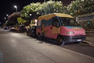 Il Calippo Tour fa tappa a Salerno: curiosità e polemiche intorno al furgoncino di Ambra Bianchini