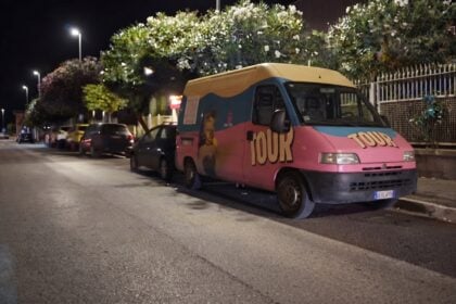 Il Calippo Tour fa tappa a Salerno: curiosità e polemiche intorno al furgoncino di Ambra Bianchini