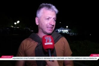 Equinozio d’autunno: Eugenio Bennato incanta Bosco, musica e memoria in Piazza “7 luglio 1828”