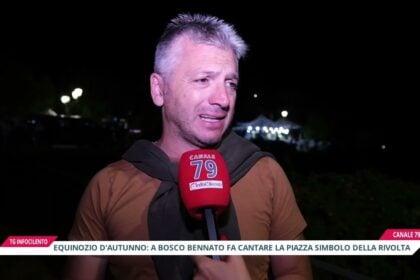 Equinozio d’autunno: Eugenio Bennato incanta Bosco, musica e memoria in Piazza “7 luglio 1828”
