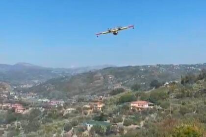 Paura nel Cilento per un doppio incendio: fiamme vicine alle case e canadair in azione