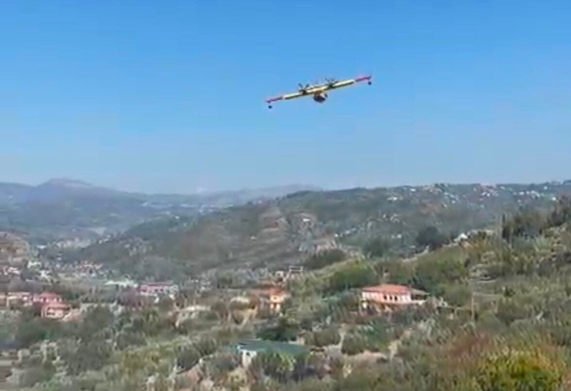 Paura nel Cilento per un doppio incendio: fiamme vicine alle case e canadair in azione