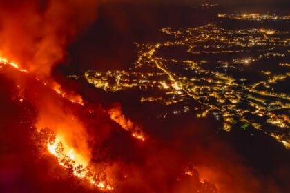 Incendio a San Pietro al Tanagro: fiamme vicine al Santuario del Crocifisso