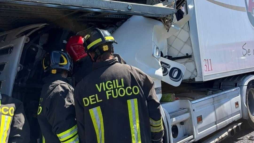 Incidente mortale sull’A1: 44enne di Teggiano perde la vita nello scontro tra camion e bisarca