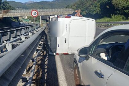 Incidente sulla A2 tra San Mango e Salerno: furgone ribaltato, tre feriti