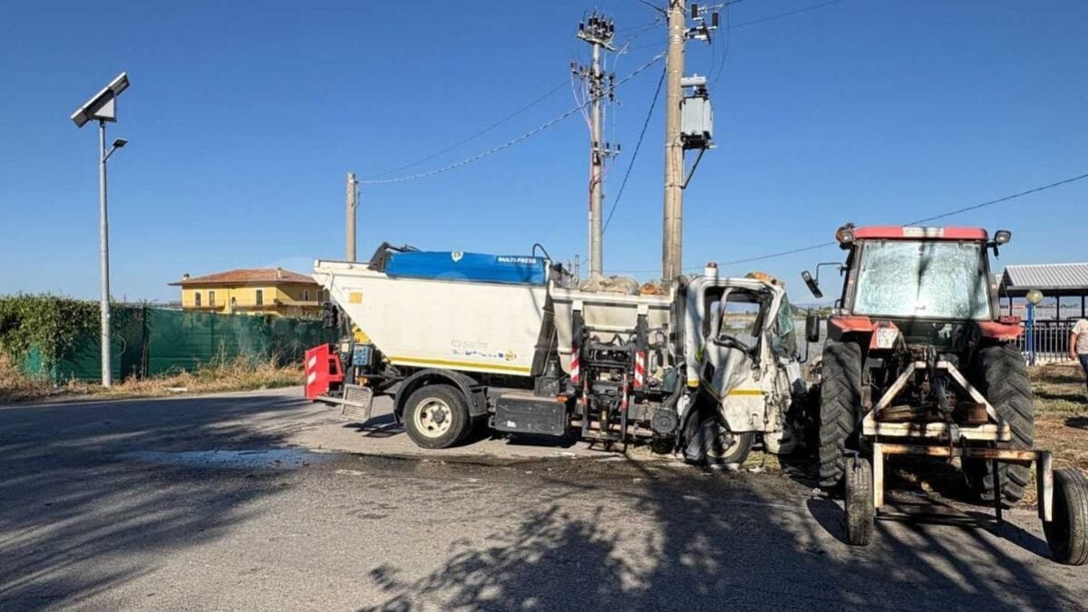 Trattore contro camion Sarim sulla SP30 a Eboli: illesi gli operatori